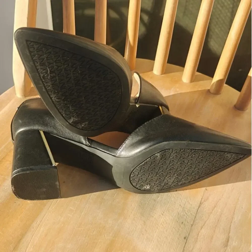 Black faux leather Pointed toe Pumps by jones NY sz 10